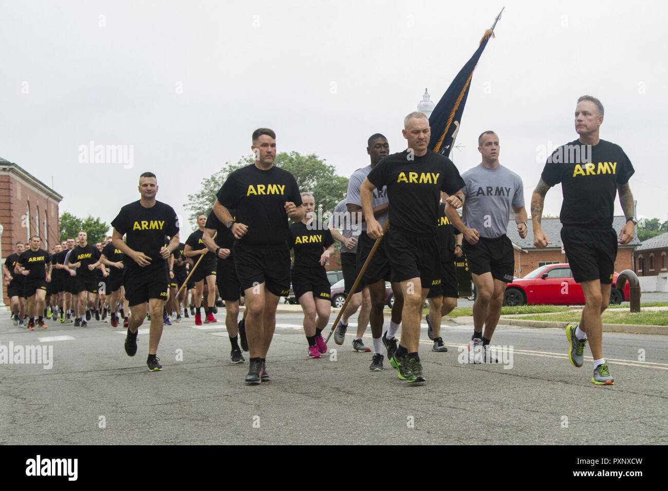 Le lieutenant-colonel Ryan J. Morgan, (centre), commandant du 4e Bataillon du Régiment d'infanterie US 3d (la vieille garde), les membres du service se joint à l'armée, les membres de la famille, des anciens combattants et des civils de la région de la Capitale nationale à l'Armée anniversaire courir le 16 juin 2017, sur une base commune Myer-Henderson Hall, Va. hébergé par le Sgt. Le major de l'Armée de Daniel A. Dailey et invité le président Robert M. Speer, secrétaire par intérim de l'armée, les trois milles l'esprit de corps exécuter a aidé les participants dans le domaine de célébrer le 242ème anniversaire de l'armée. Banque D'Images