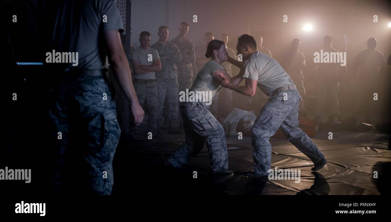 Airman Senior Rachel Taylor et le sergent. Ivan Velasquez, de la 419e Escadron des Forces de sécurité au cours de la pince sur la formation de combat Hill Air Force Base, dans l'Utah Le 4 juin, 2017. Le 419e membres de l'ESF ont participé au tournage d'une nouvelle mission vidéo sur les activités de la 419e Escadre de chasse de réserve à la colline. Banque D'Images