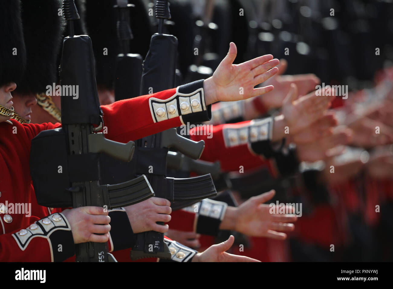 La garde d'honneur présente les armes, à Horse Guards Parade à Londres, au cours de la cérémonie de bienvenue pour le Roi Willem-Alexander et Maxima La reine des Pays-Bas. Banque D'Images