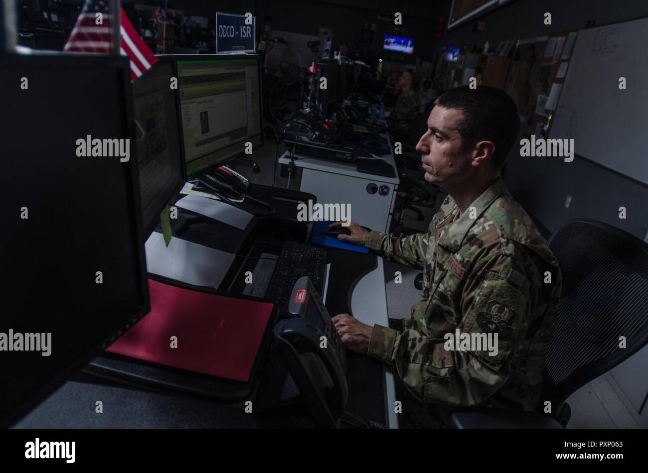 Un aviateur affecté à la 609e Air Operations Center fonctionne sur la division des opérations de combat au sol le centre combiné d'opérations à Al Udeid Air Base, au Qatar, le 16 juin 2017. Malgré l'ouragan Florence frapper la Caroline du Sud la semaine dernière, d'aviateurs, affecté à la 609e Détachement de 1 AOC chez Shaw Air Force Base en Caroline du Sud, l'activité continue sans interruption dans l'appui des opérations militaires le Commandement central américain. AFCENT a adopté un modèle de commandement et de contrôle distribué pour les opérations, les organisations de sens à plusieurs endroits permettent aux opérations de combat. Banque D'Images