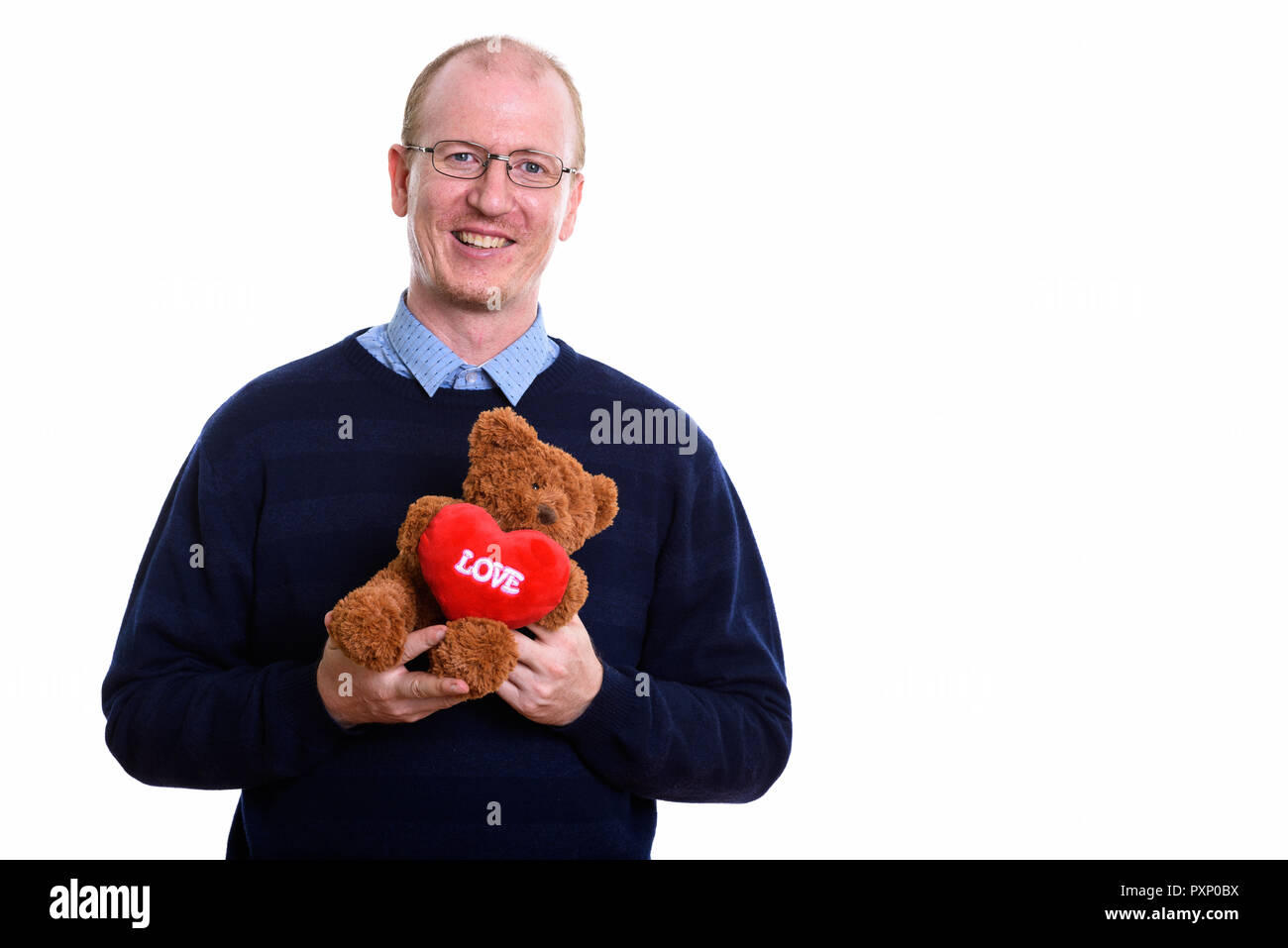 Happy man smiling while holding ours en peluche avec coeur et l'amour s Banque D'Images