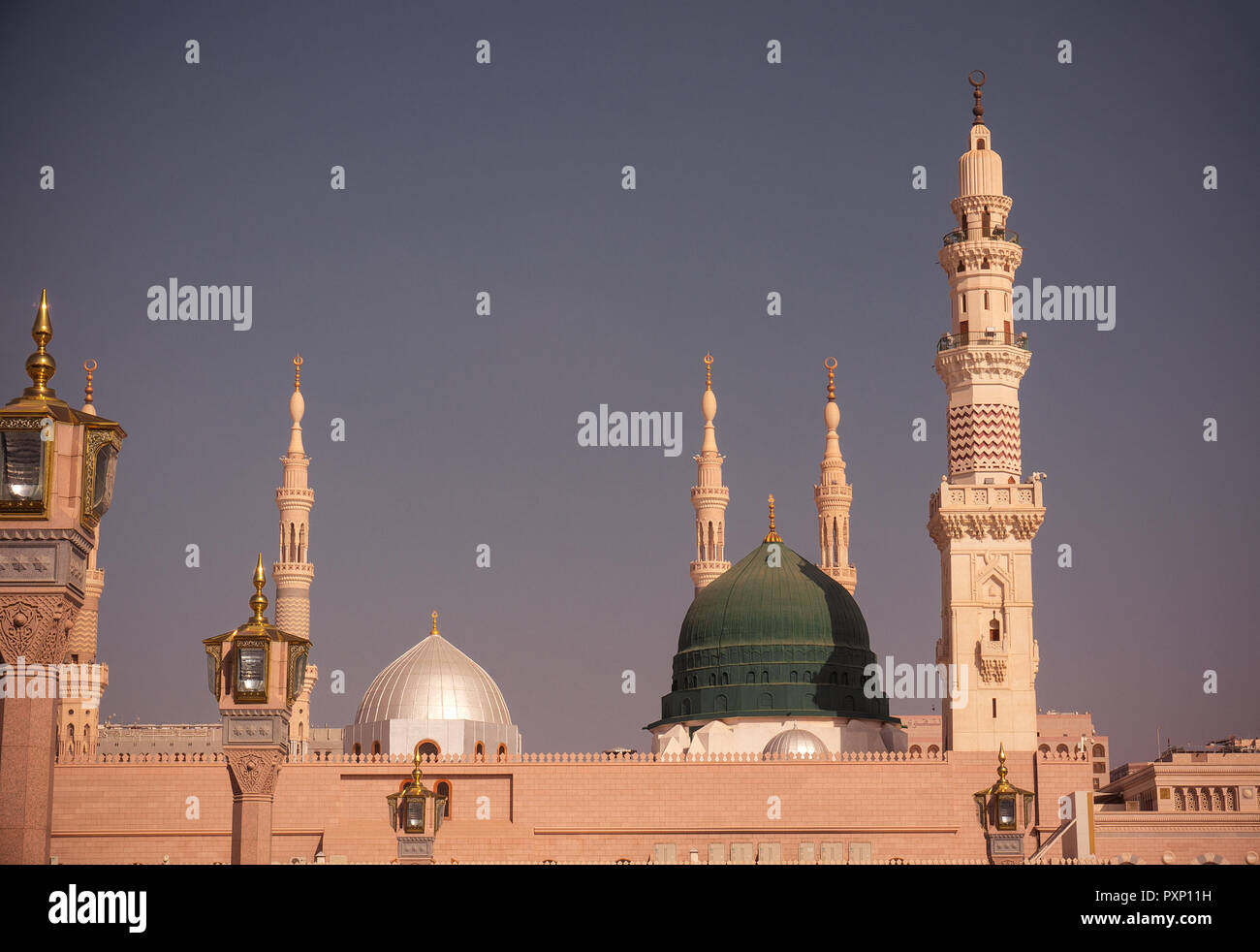 Tachée retro vintage effet de filtre extérieur de minarets et de dômes verts mosquée Nabawi prises au large de l'enceinte. Masjid Al nabawi minaret et Banque D'Images