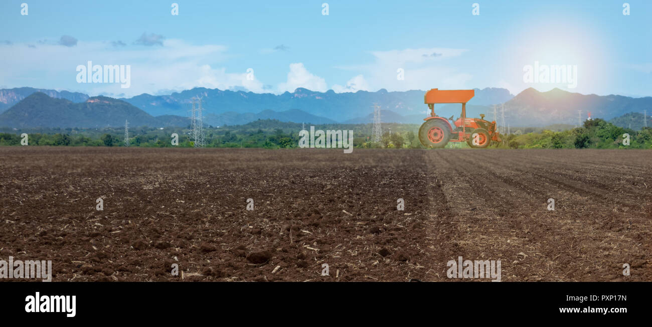 L'agriculture intelligente avec l'industrie de l'agriculture 4.0 concept, utiliser l'agriculteur dans la ferme du tracteur pour le labour, le hersage, l'ensemencement, de la pulvérisation/Pestici Intercultivation Banque D'Images