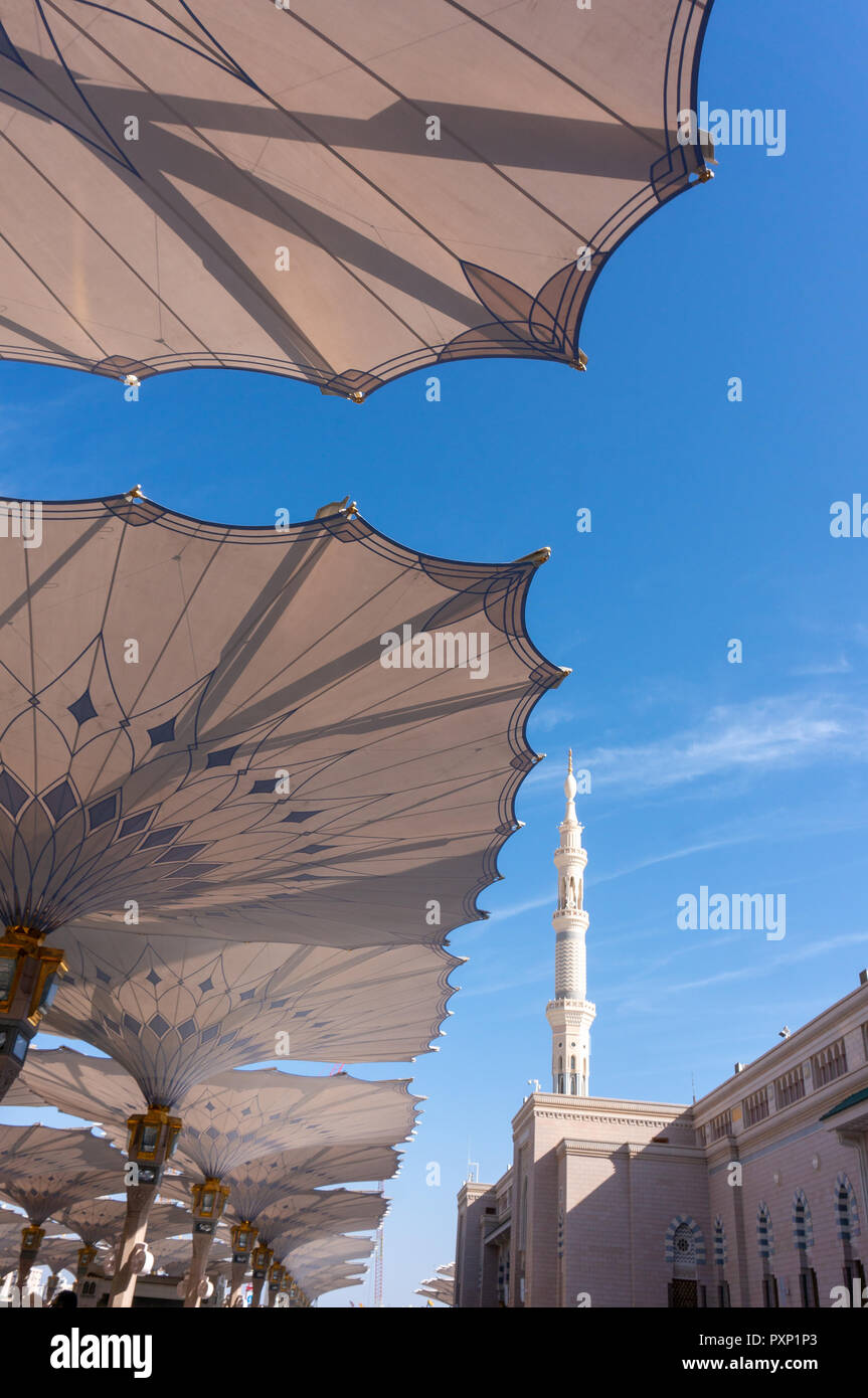 Voir d'auvents géant à Masjid Nabawi (mosquée) composé de Medina, Royaume d'Arabie Saoudite. Mosquée Nabawi est la deuxième mosquée la plus sainte de l'Islam. Banque D'Images