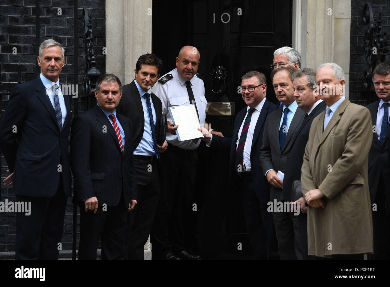 Mark Francois se joint à d'autres députés à la main dans une pétition au 10 Downing Street, signé par 104 députés appelant à une protection juridique pour les anciens combattants. Banque D'Images