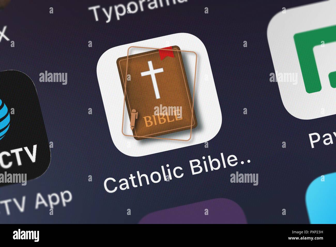 Londres, Royaume-Uni - Octobre 23, 2018 : l'icône de l'application mobile Bible catholique du domaine public d'Oleg Shukalovich sur un iPhone. Banque D'Images