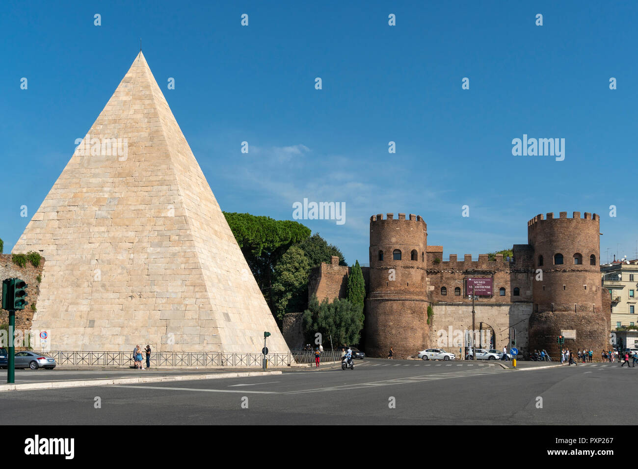 La Pyramide de Cestius et Porta San Paolo, l'une des portes du sud des Murs Auréliens, dans le quartier d'Ostiense, Rome, Italie. Banque D'Images