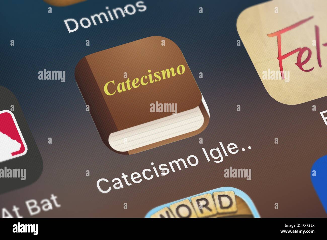 Londres, Royaume-Uni - Octobre 23, 2018 : l'icône de l'application mobile Catecismo Iglesia Católica - catéchisme catholique de Oleg Shukalovich sur un iPhone. Banque D'Images