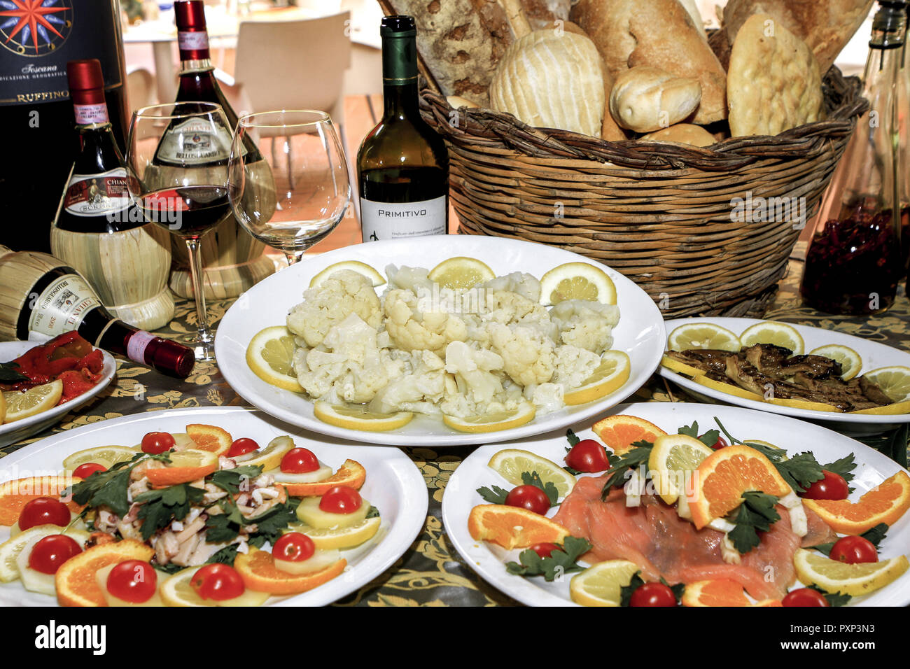 Italienisches Essen, Antipasti, la cuisine italienne, l'antipasto,, cuisine italienne, spécialités, Delicious, délicatesse, blanc, pain, le saumon, le poisson, le chou-fleur, coo Banque D'Images