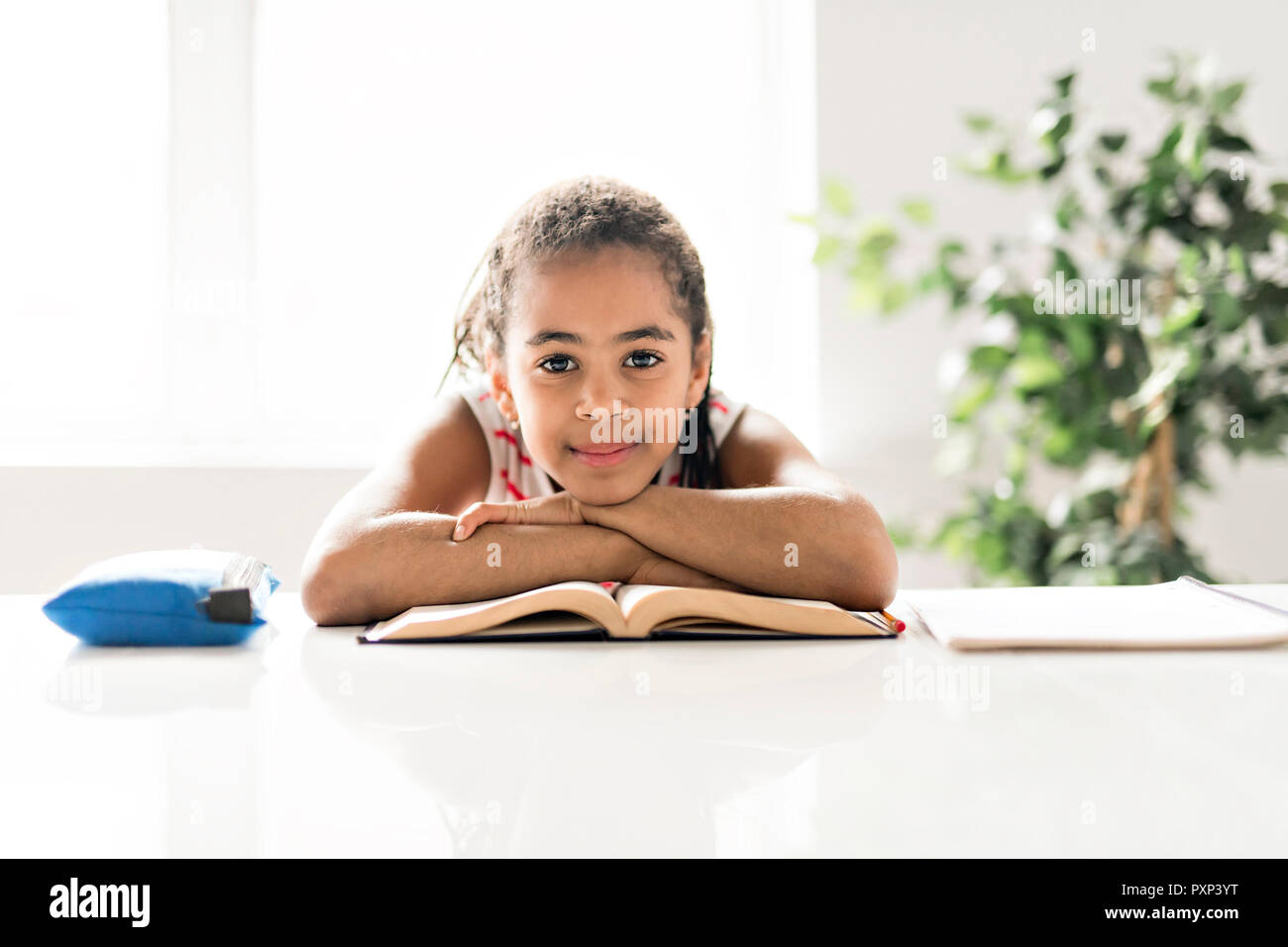 Un mignon black girl doing homework at home Banque D'Images