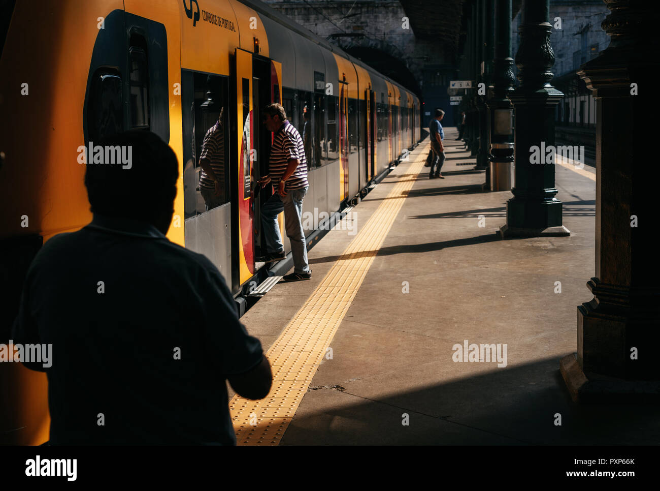 Les gens entre en train en gare de jour d'été, Portugal Banque D'Images