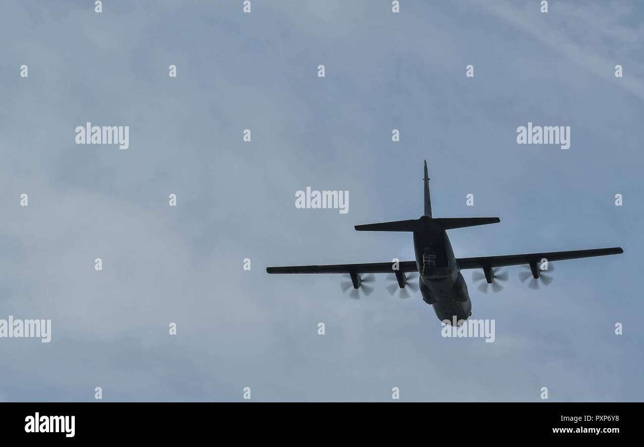 Un U.S. Air Force C-130J Super Hercules pousse sur une palette d'équipements au cours de l'effort de grève 17 Sabre sur Lielvārde Air Base, la Lettonie, le 7 juin 2017. La réponse d'urgence 435ème groupe de la 435ème Escadre d'opérations air-terre à base aérienne de Ramstein, en Allemagne, a diminué l'ensemble plein d'équipement nécessaire pour pratiquer l'évaluation d'une zone pour les atterrissages d'avions. Les membres de l'armée américaine sont aux côtés de leurs partenaires de l'OTAN tout au long de l'exercice dans la région de la Baltique et de la Pologne. Grève de sabre 17 continue d'accroître la capacité des pays participants d'effectuer une gamme complète d'opérations militaires. Banque D'Images