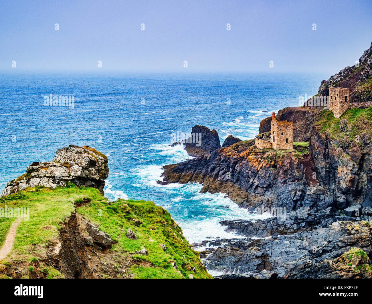 Les couronnes, Maisons moteur partie de la mine Botallack à Cornwall, Angleterre, Royaume-Uni. Banque D'Images