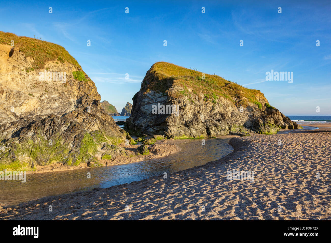 Rochers sur la plage de St Asaph, avec une vue à travers les roches de charretiers, Cornwall, UK Banque D'Images