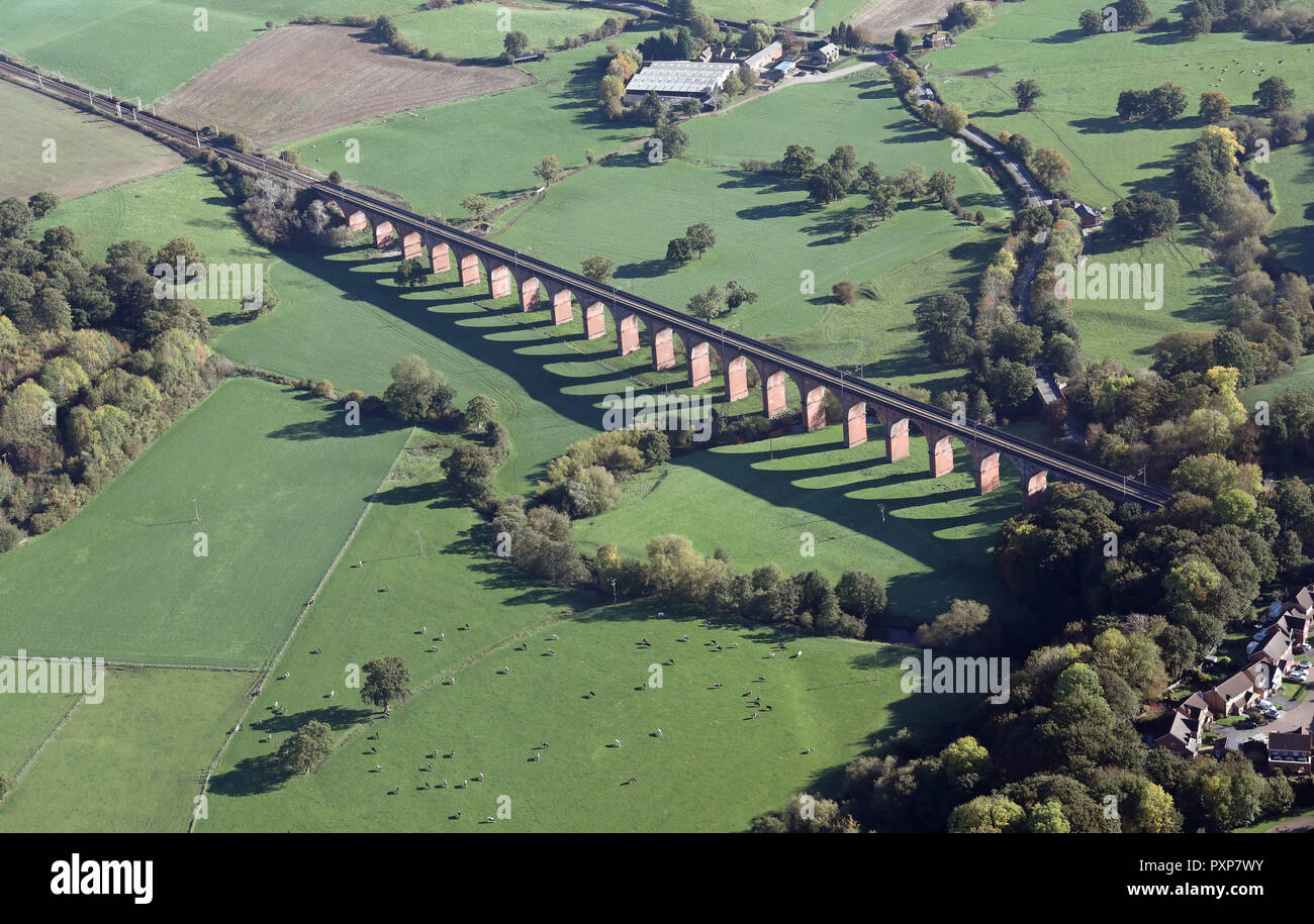 Vue aérienne d'un viaduc de chemin de pont sur la rivière Dane à Holmes Chapel, Cheshire, Royaume-Uni Banque D'Images