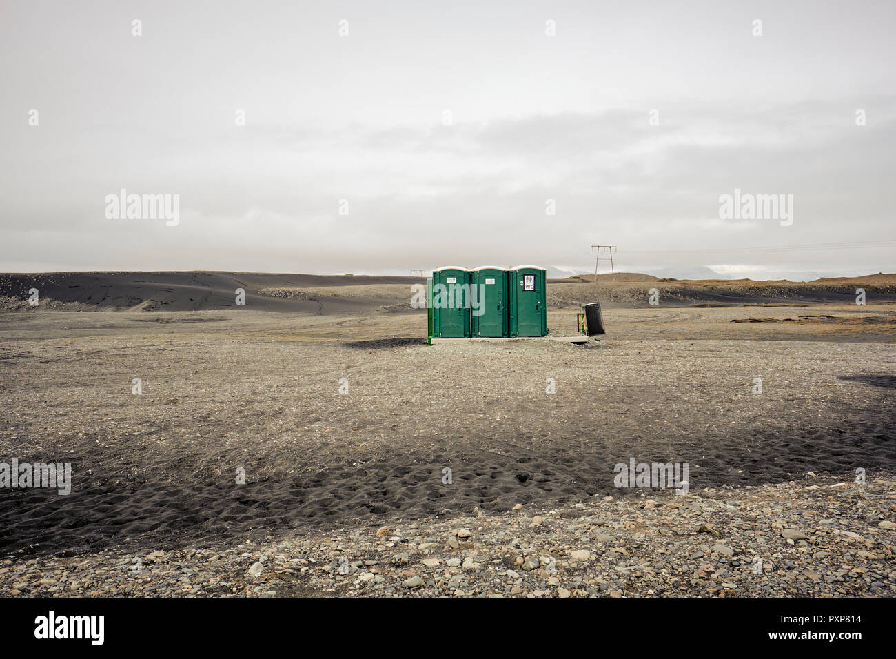 Toilettes extérieures cabines dans le paysage isolé de l'Islande - toilettes temporaires de l'Islande - hors tourisme de l'Islande - toilettes portables - toilettes touristiques Banque D'Images