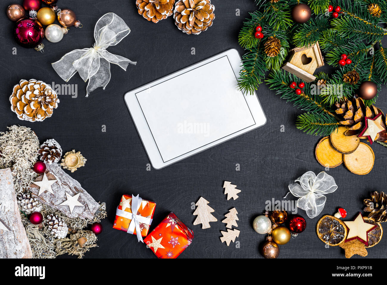 Décoration de Noël et de comprimé blanc avec copie espace pour bonne année message sur fond noir comme flatlay Banque D'Images