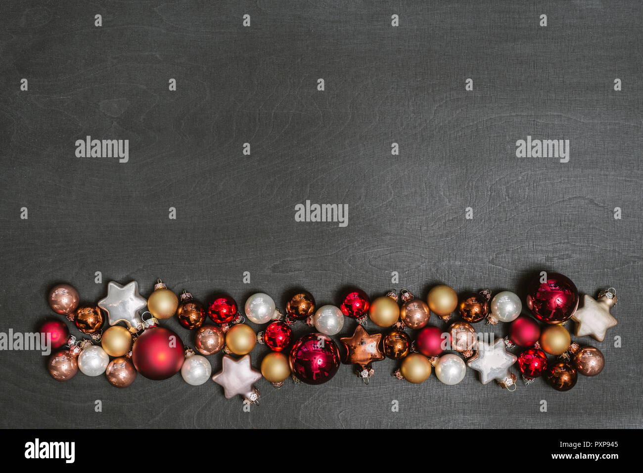 Ampoules de Noël Décoration comme trame avec copie espace pour bonne année message sur fond noir comme flatlay d'en haut Banque D'Images