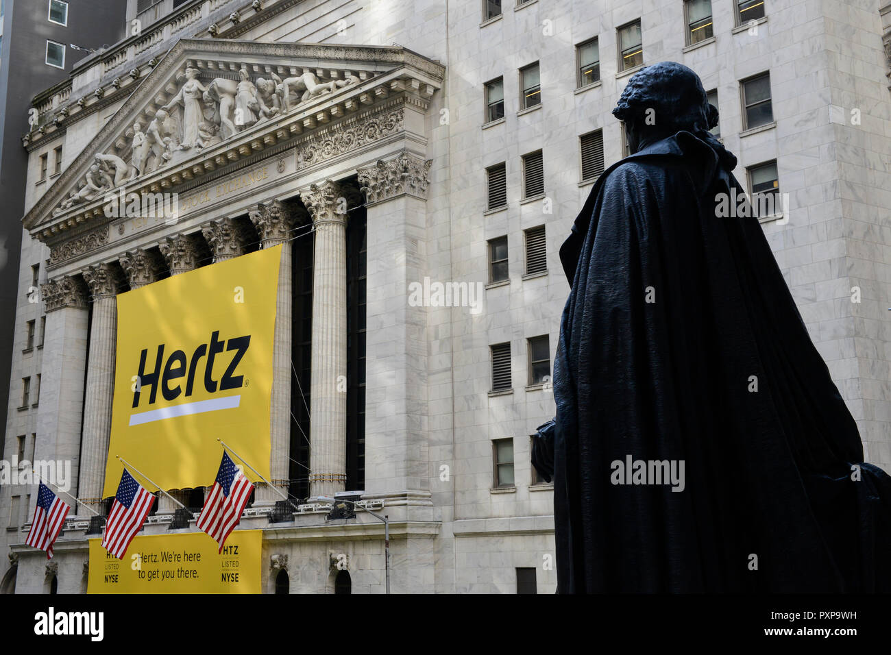 USA, New York, Manhattan, Bâtiment de NYSE New York Stock Exchange, à Wall Street, la bannière de compagnie de location de voiture Hertz depuis 1997, à l'avant de la statue de George Washington / Boerse an der Wall St. Banque D'Images