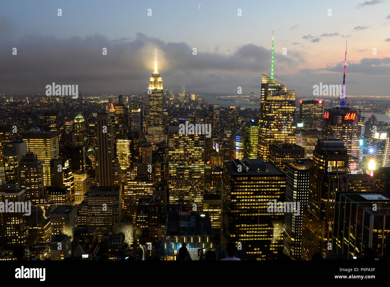 USA, New York City, Manhattan Skyline avec vue sur l'Empire State Building à soir, pris du Rockefeller Center, haut de la roche Banque D'Images