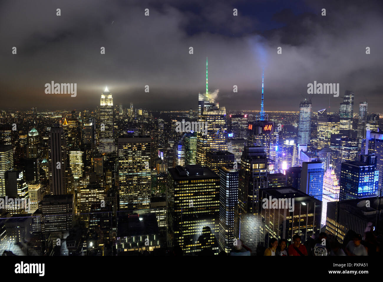 USA, New York City, Manhattan Skyline avec vue sur l'Empire State Building à soir, pris du Rockefeller Center, haut de la roche Banque D'Images