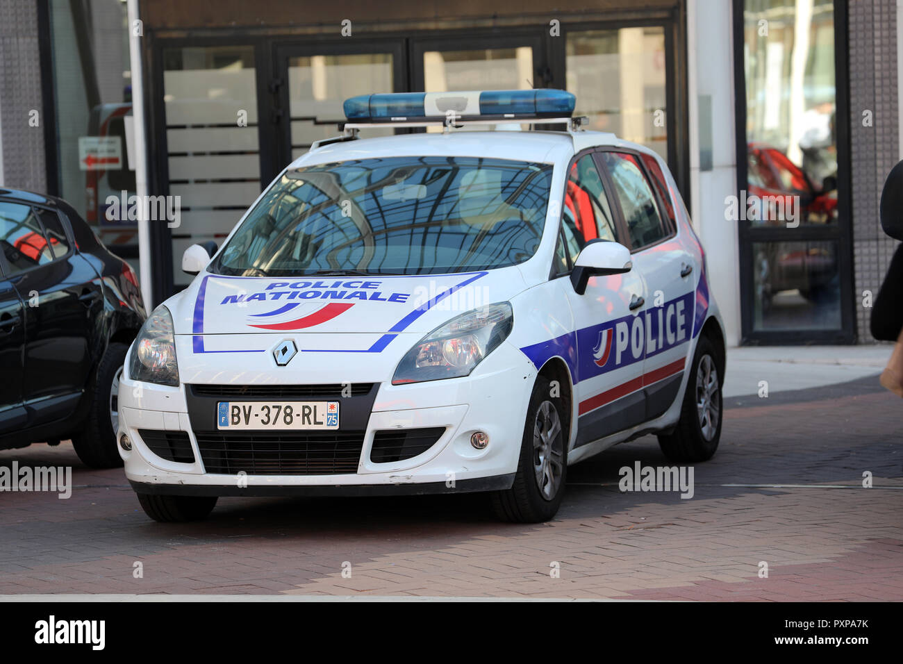 Paris, France - 16 octobre 2018 : Police française Renault Scenic 3 voiture garée en face du poste de police. Quartier de la défense, de l'Europe Banque D'Images