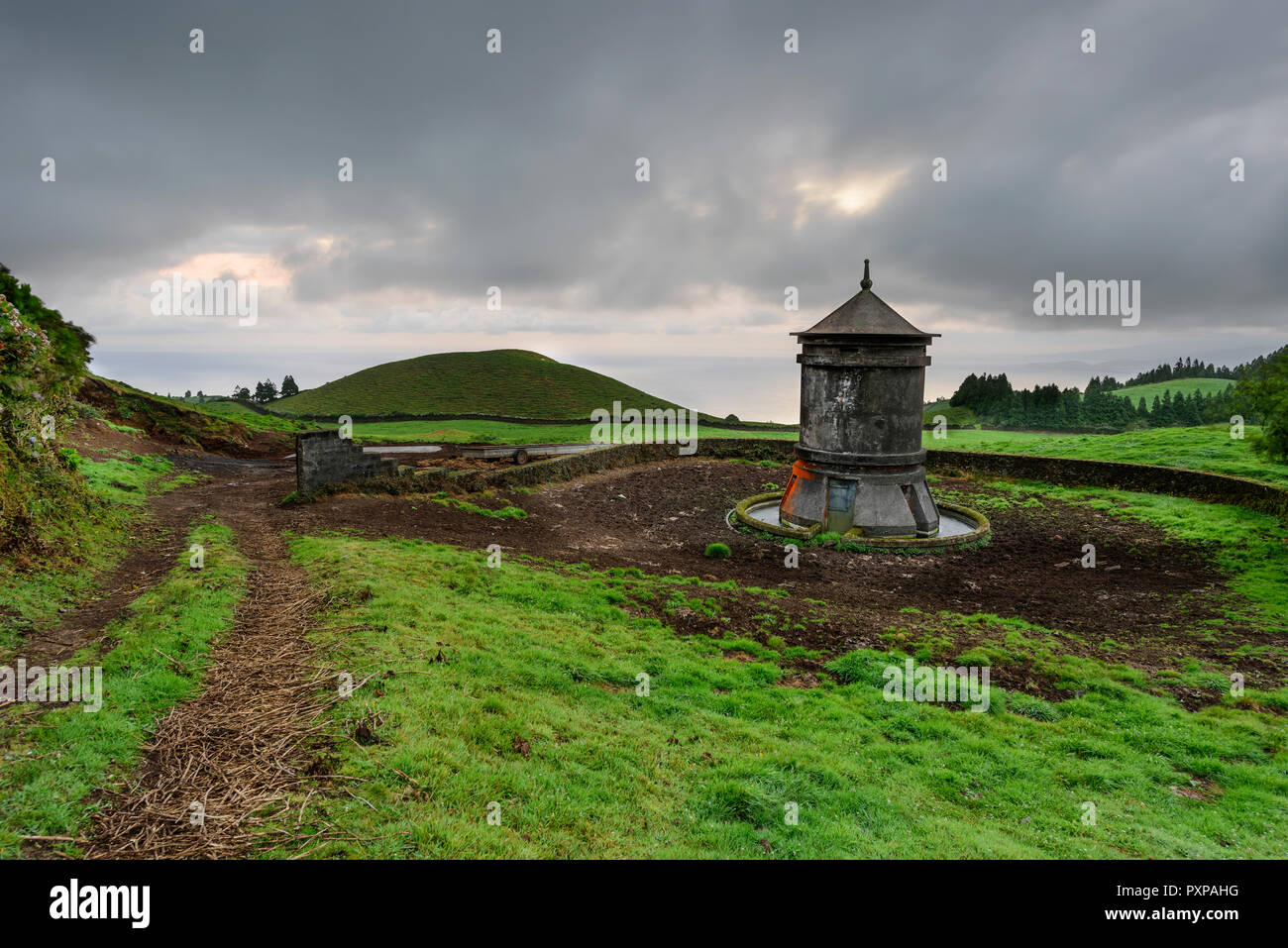 Açores, Portugal. Paysage naturel en plein air au lever du soleil. Attraction touristique incroyable et l'une des principales destinations de vacances. Banque D'Images