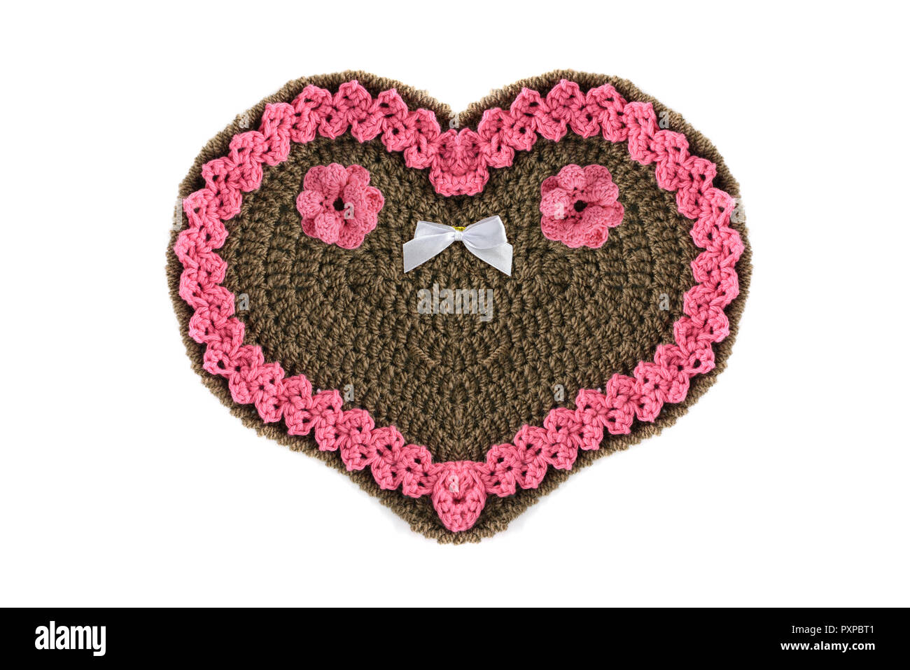 Crochet en forme de coeur d'Épices rose cadeau saint valentin avec copie espace blanc sur fond isolé. Banque D'Images