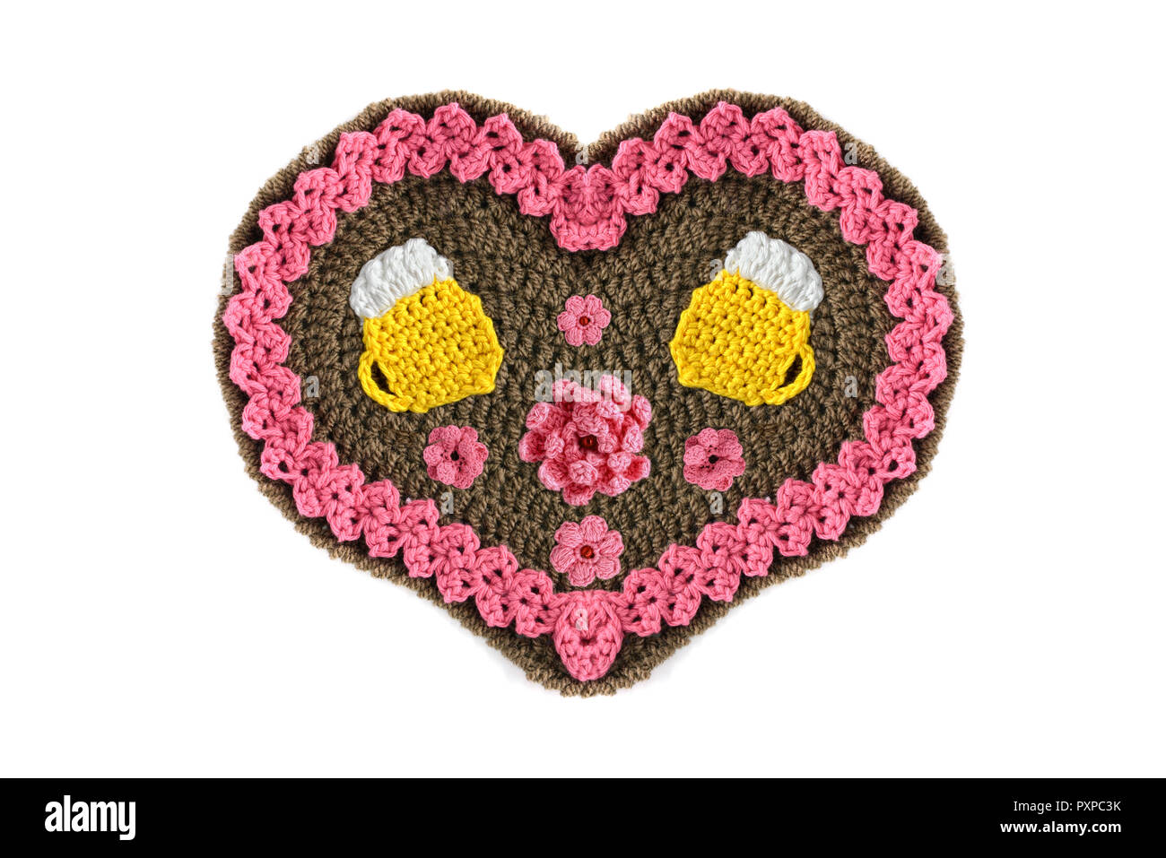 Crochet en forme de coeur d'épices et de Jour de Valentines okoberfest (octobre festial event à Munich) avec ber cadeaux mug blanc sur fond isolé. Banque D'Images