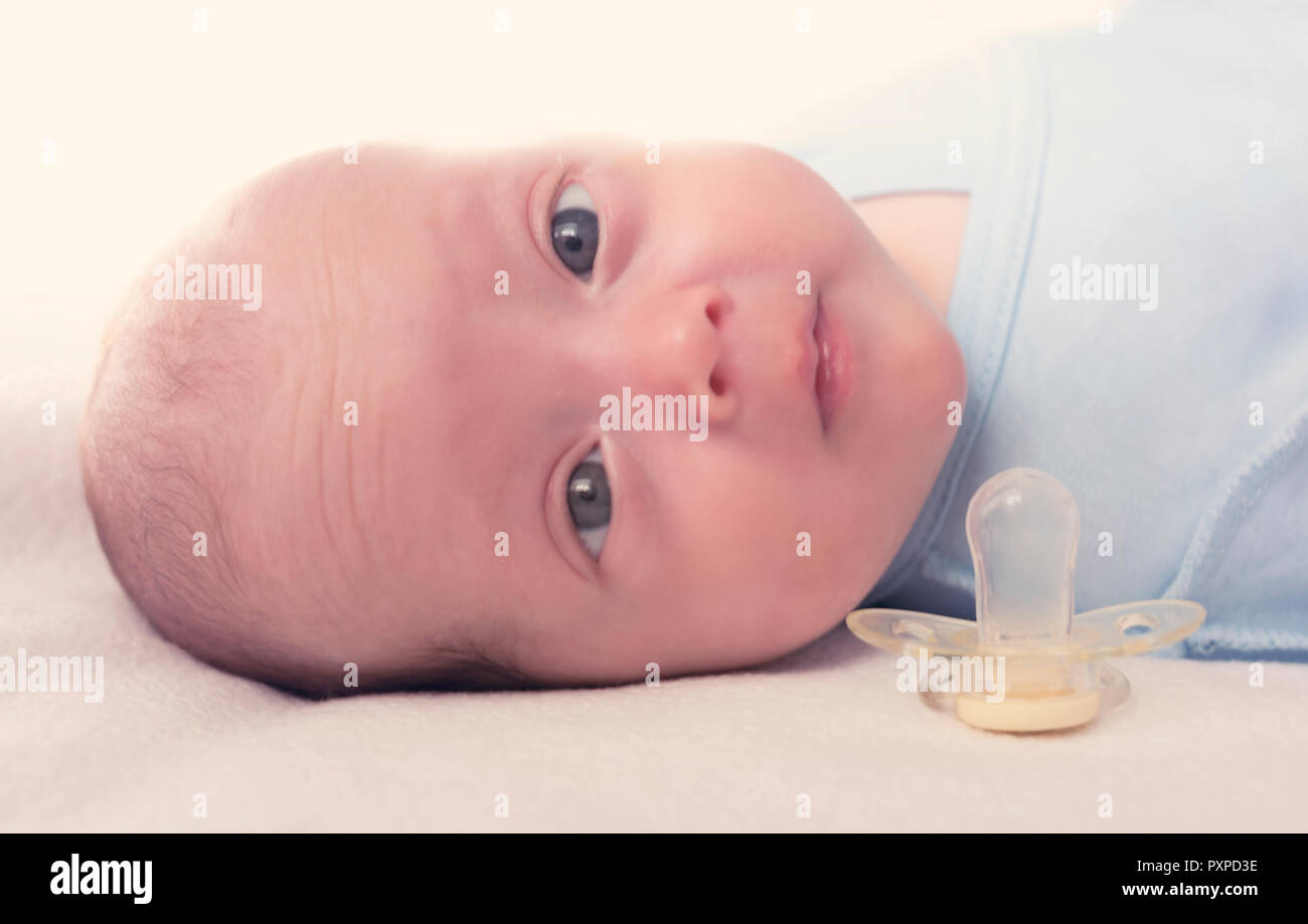 Le Bebe Dans Le Chemisier Bleu Crache La Sucette A Reveur Photo Stock Alamy