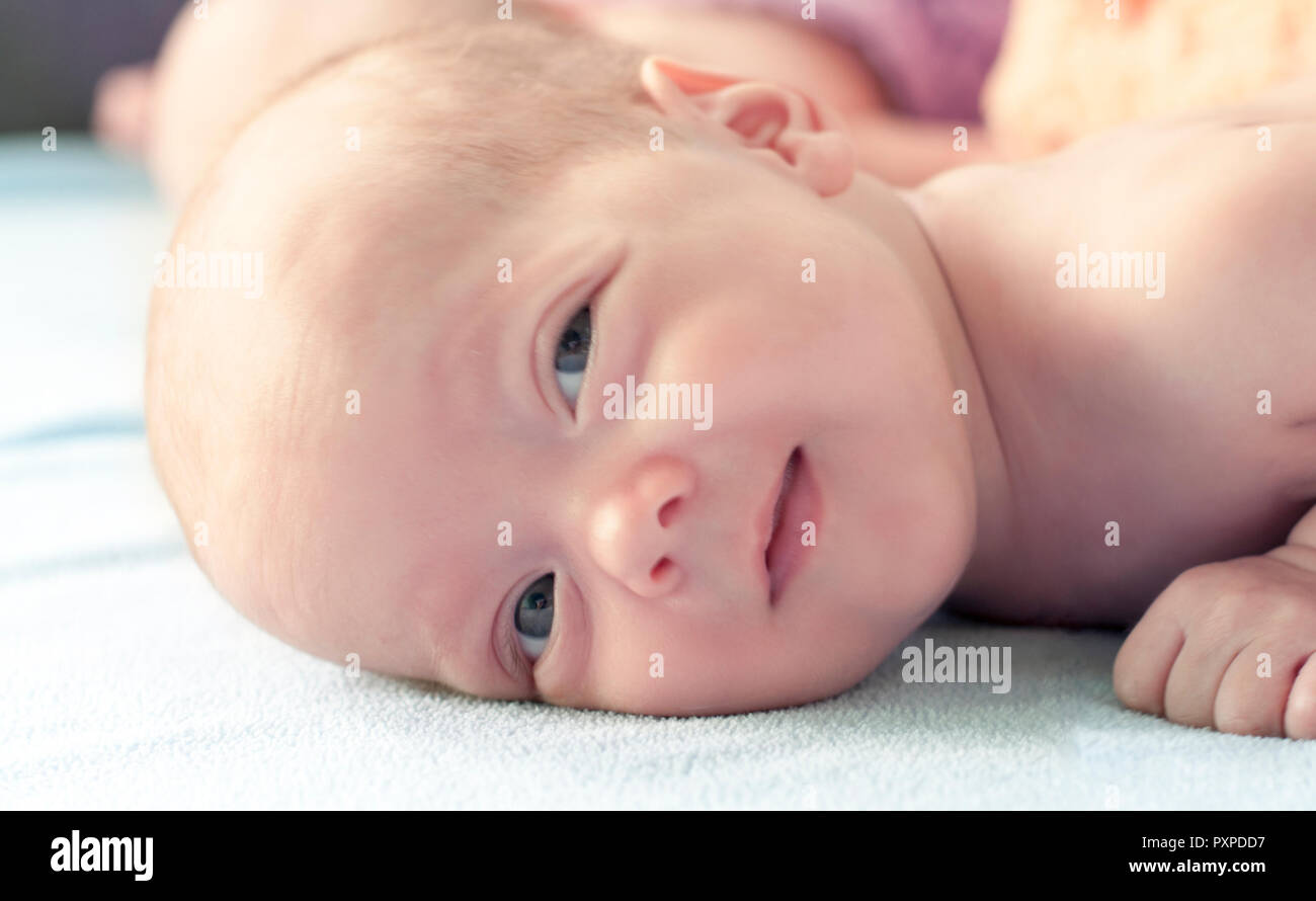 Un Petit Bebe C Est D Apprendre A Tenir Sa Tete Tonification Et Flou Focus Selectif Photo Stock Alamy