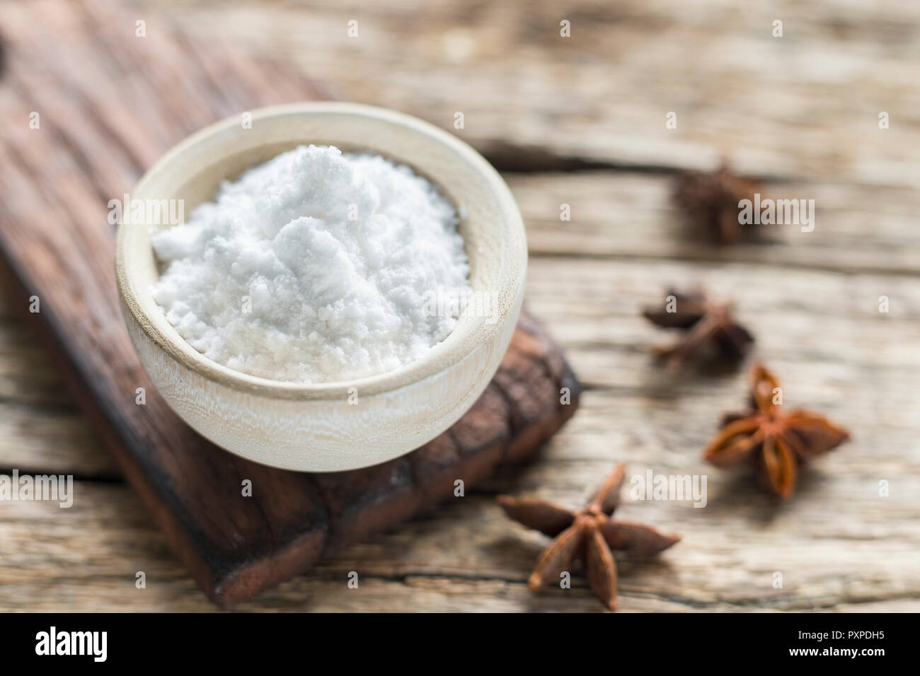 Le bicarbonate de soude dans un bol sur la table. Banque D'Images