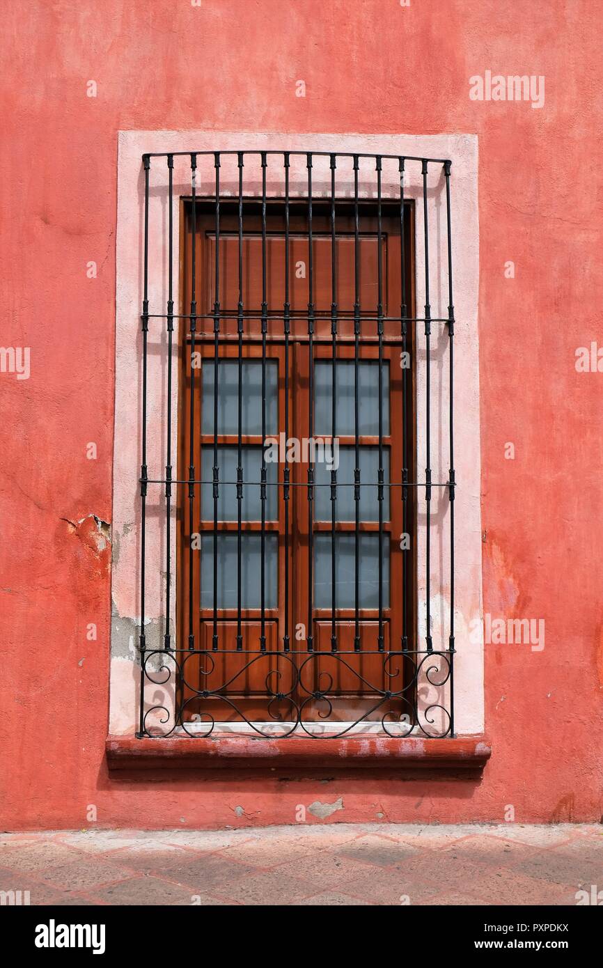 Fenêtre avec des barres de fer à Querétaro, Querétaro, Mexique ; cadre en bois. Banque D'Images