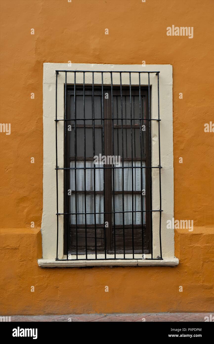 Fenêtre avec des barres de fer à Querétaro, Querétaro, Mexique ; cadre en bois. Banque D'Images