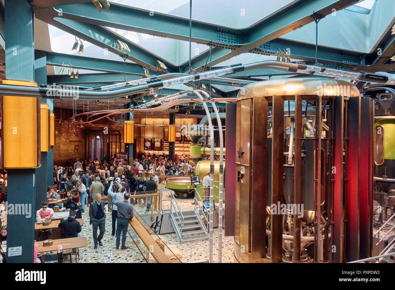 Nouveau Starbucks coffee store à Milan, Italie. Banque D'Images