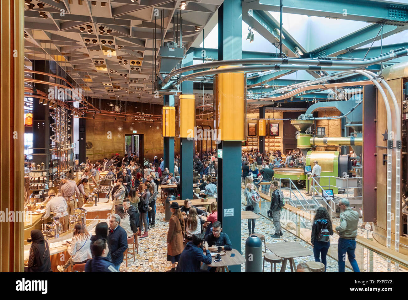 Nouveau Starbucks coffee store à Milan, Italie. Banque D'Images