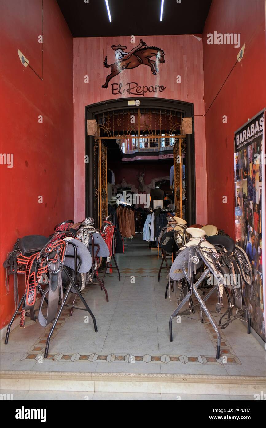 Selles à la porte principale pour El Reparo pour stocker des vêtements de cow-boy et l'alimente dans Arandas, Jalisco, Mexique. Banque D'Images