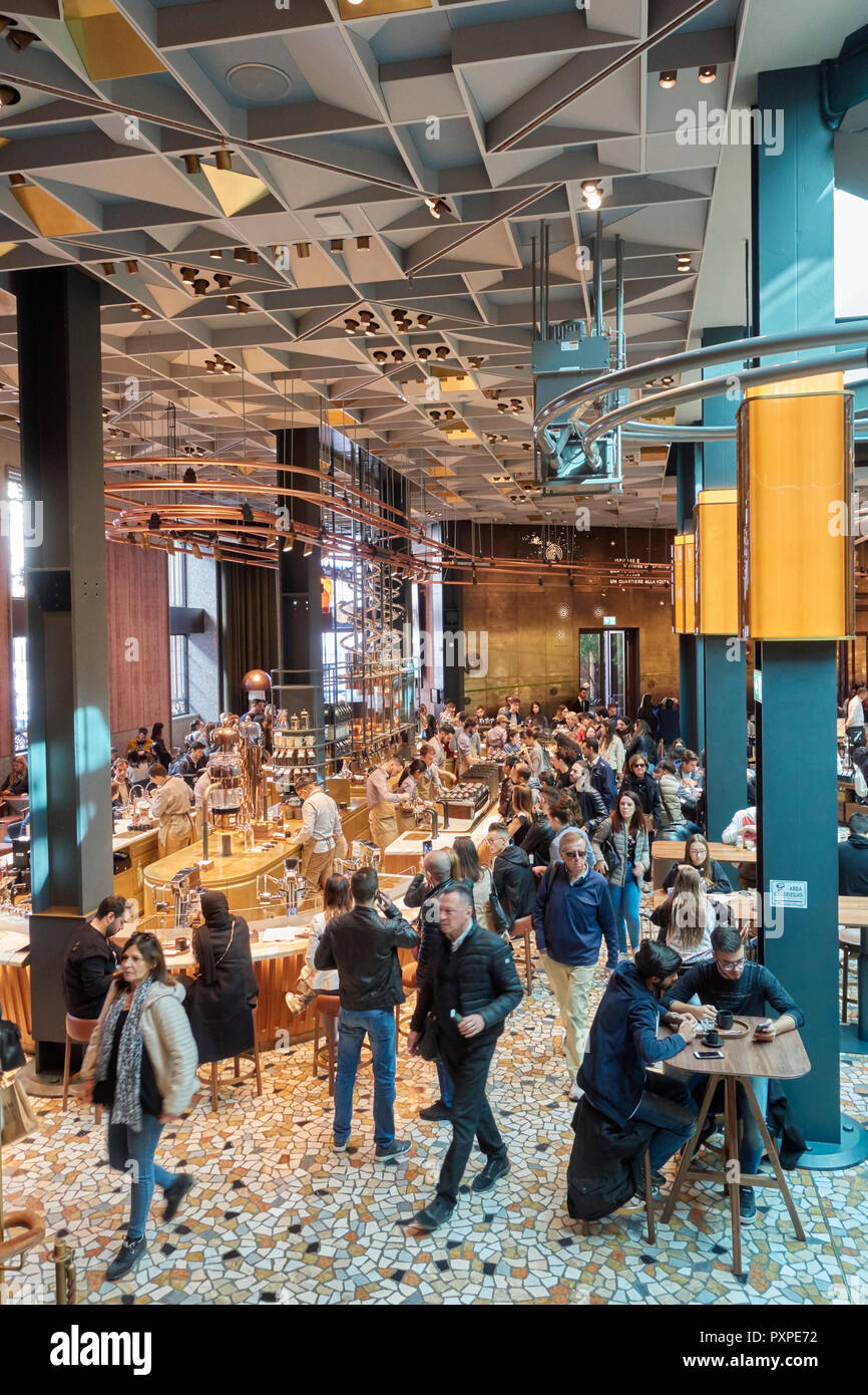 Nouveau Starbucks coffee store à Milan, Italie. Banque D'Images