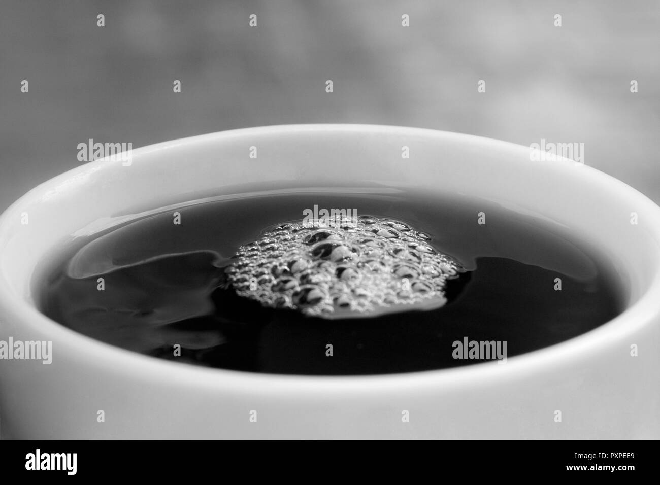 Noir et blanc / café tasse de thé avec des bulles sur le dessus, gros plan, macro Banque D'Images