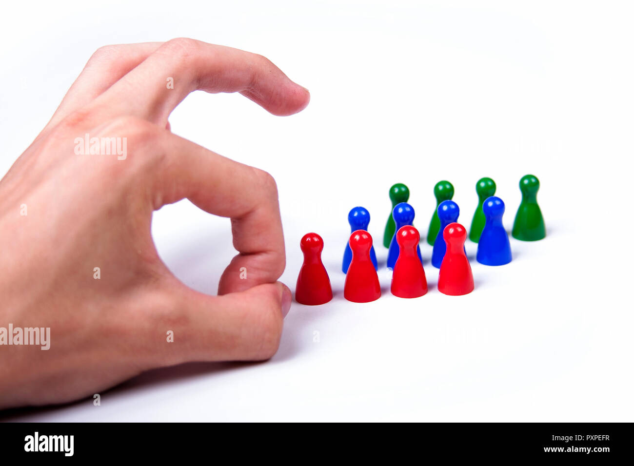 Homme en colère flicks petites pièces de jeu coloré, geste d'effleurement, mauvais leader concept Banque D'Images