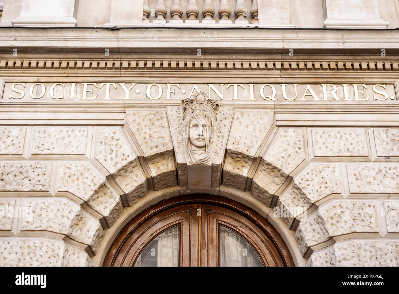 Londres Angleterre,Royaume-Uni,Mayfair Piccadilly,Burlington House,Society of Antiquaries,extérieur,entrée,sculpture de secours,Royaume-Uni GB English Europe,UK180821096 Banque D'Images