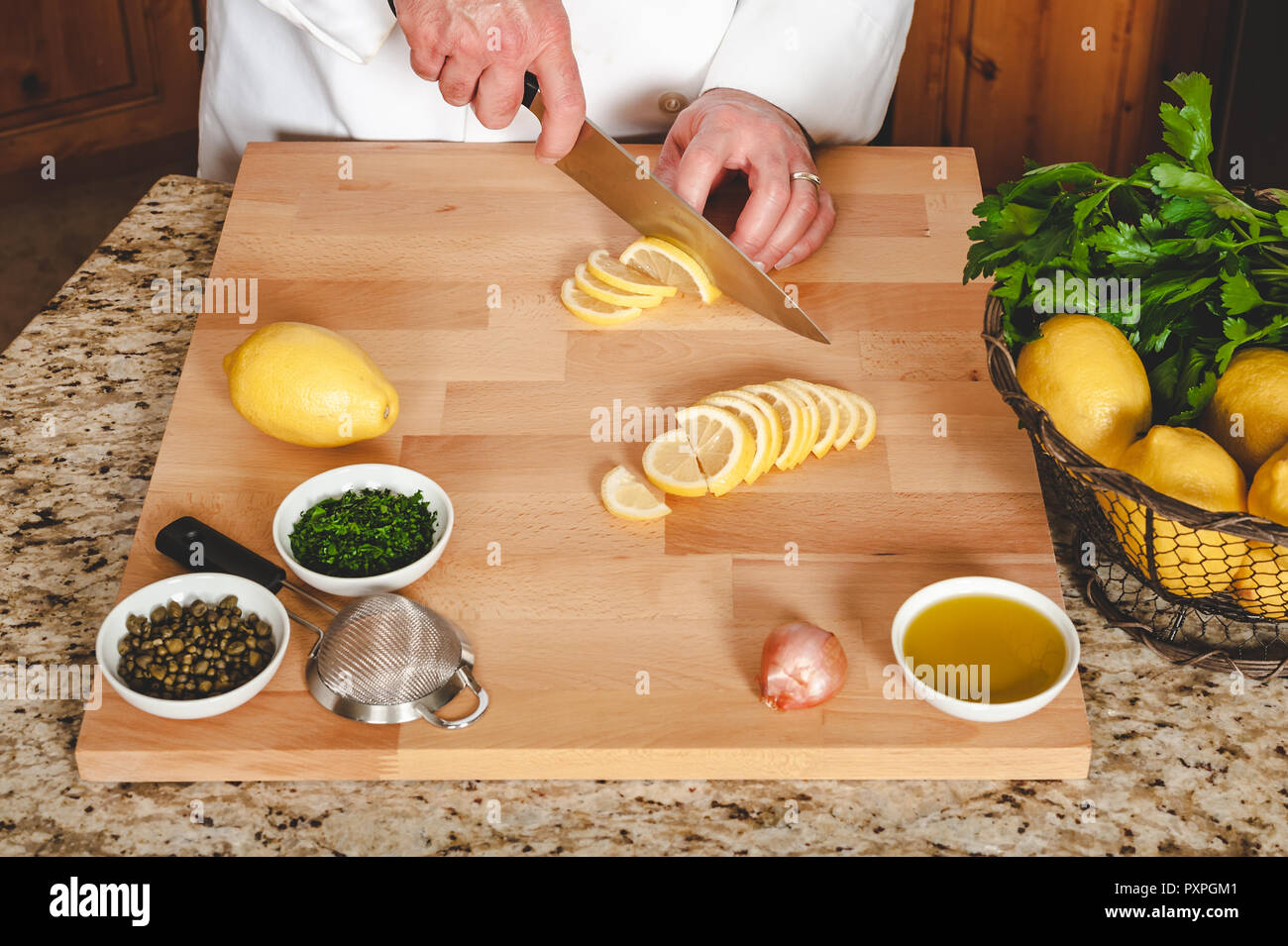 Man slicing citrons dans la cuisine. Banque D'Images