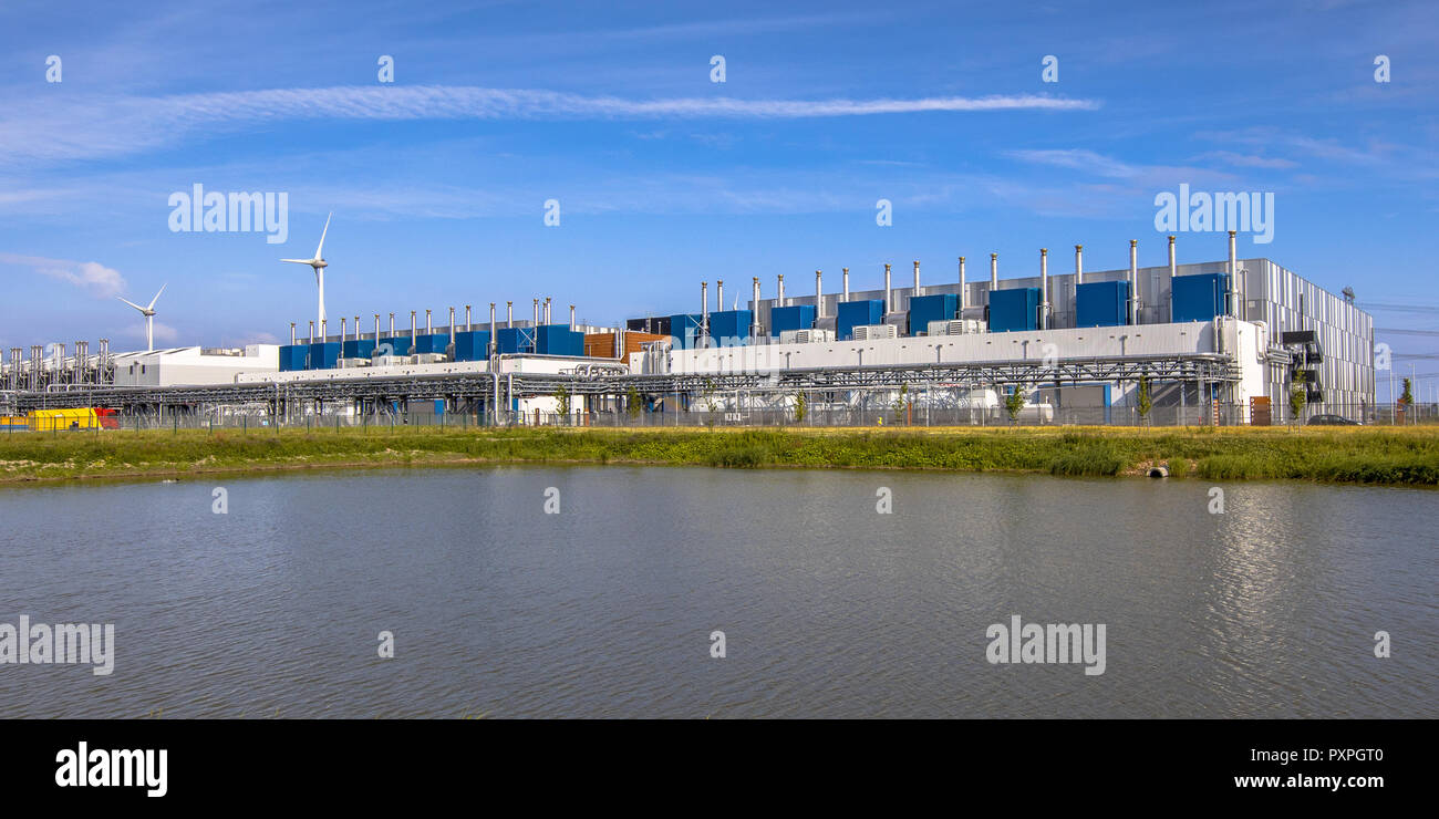 5 JUILLET 2016, Eemshaven, aux Pays-Bas. Google Datacenter près de Delfzijl dans la province de Groningue, sous ciel bleu. Banque D'Images