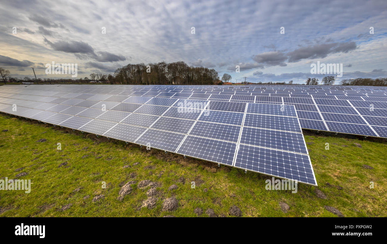 L'énergie solaire ,modules photovoltaïques pour l'innovation de l'énergie verte pour la vie avec fond de ciel bleu nuageux. Banque D'Images