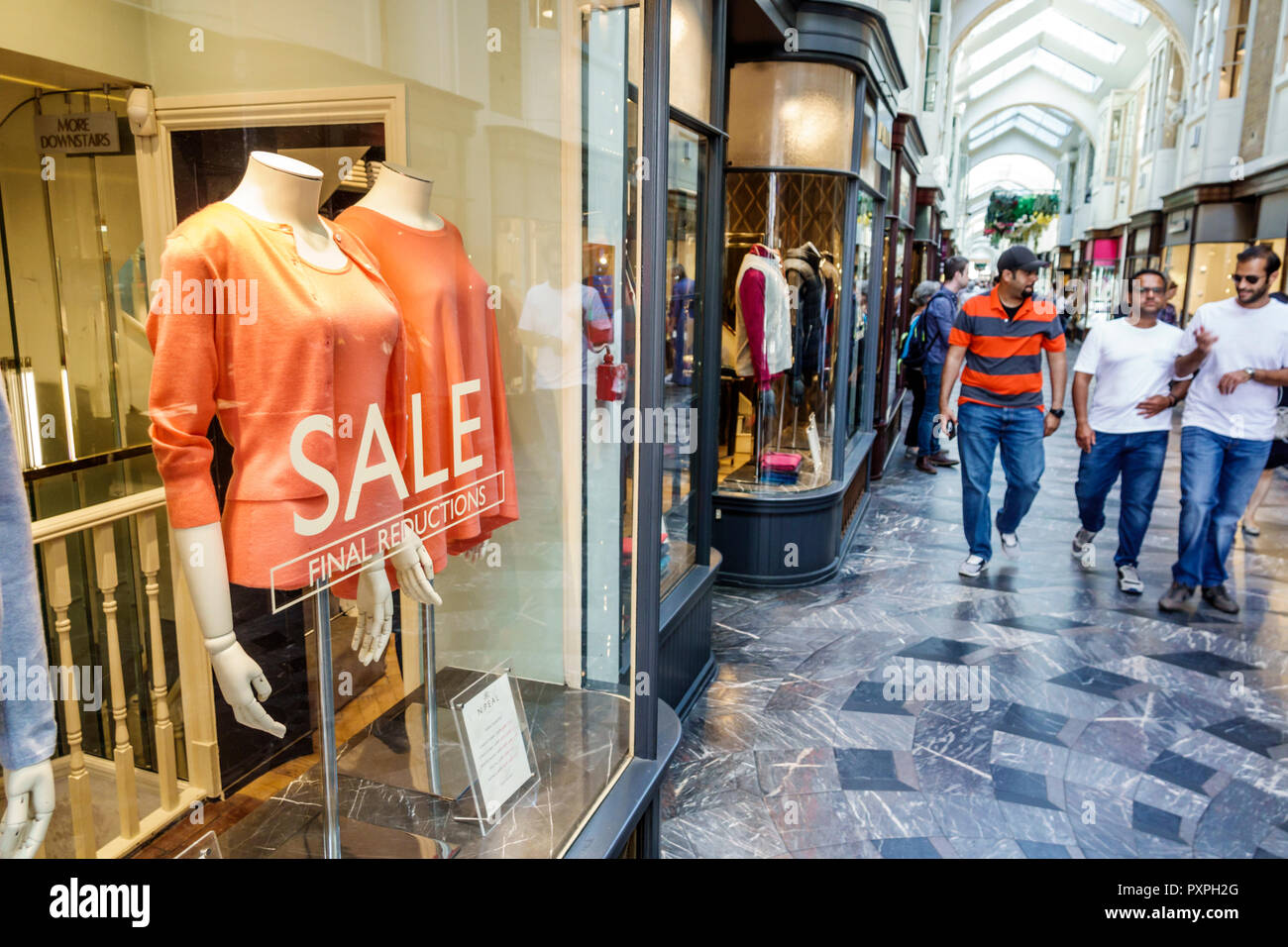 Londres Angleterre,Royaume-Uni Grande-Bretagne,Mayfair,Burlington Arcade,shopping shopper shoppers magasins marché marchés achats sellin Banque D'Images