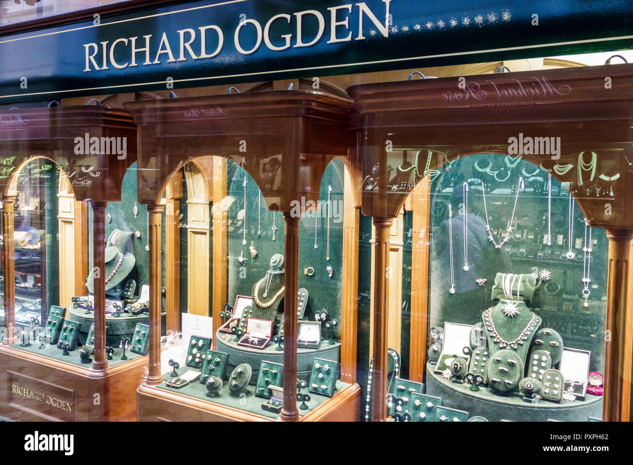 Londres Angleterre,Royaume-Uni,Mayfair,Burlington Arcade,shopping shopper shoppers magasins marché marchés marché achats vente, magasin de détail magasins affaires Banque D'Images