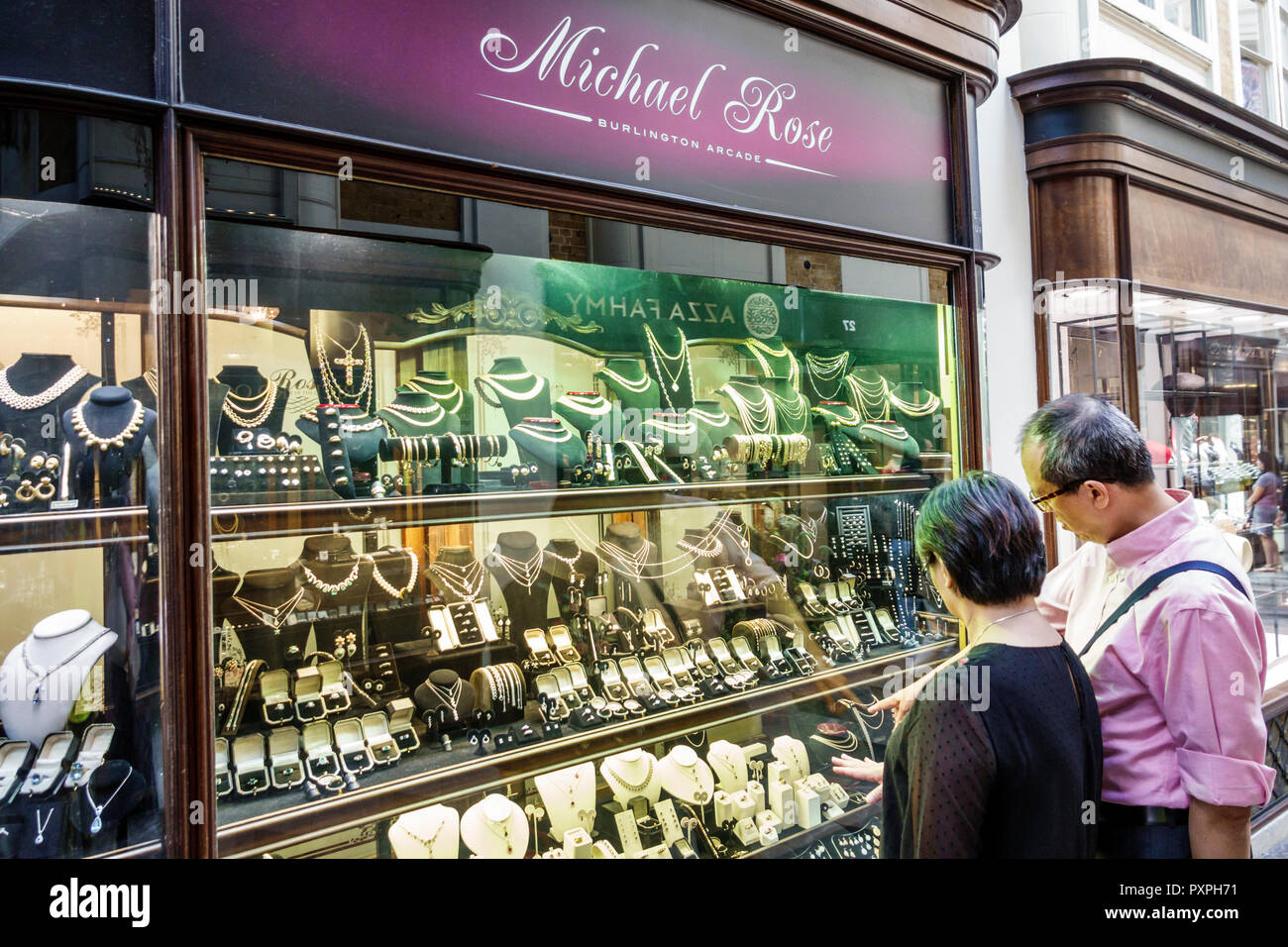 Londres Angleterre,Royaume-Uni,Mayfair,Burlington Arcade,shopping shopper shoppers magasins marché marchés marché achats vente, magasin de détail magasins affaires Banque D'Images