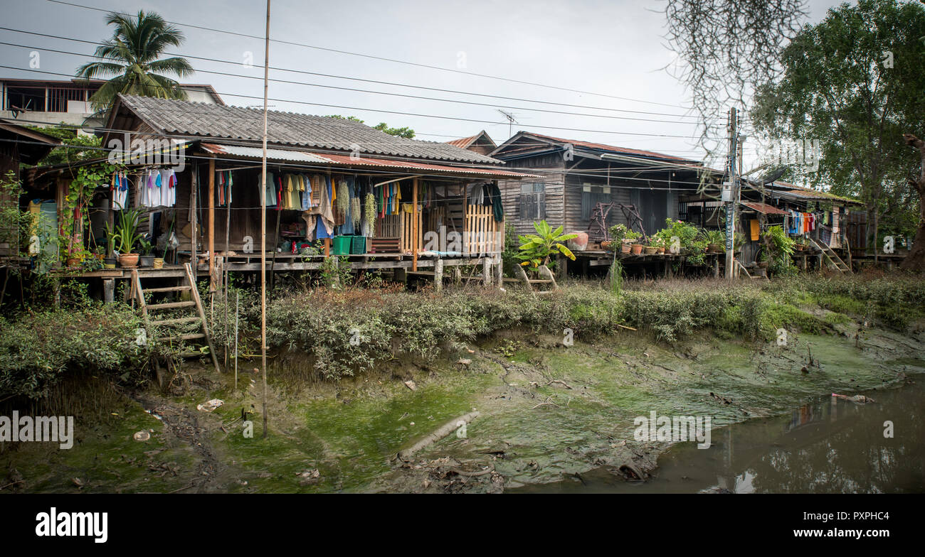 Maisons sur canal à marée basse en Thaïlande Banque D'Images