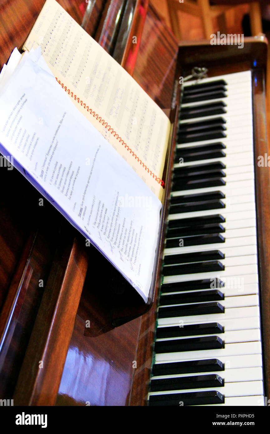Avec des notes de piano sont prêts à jouer. Clavier instrument de musique. Notes pour jouer au piano. Concept Musique Banque D'Images