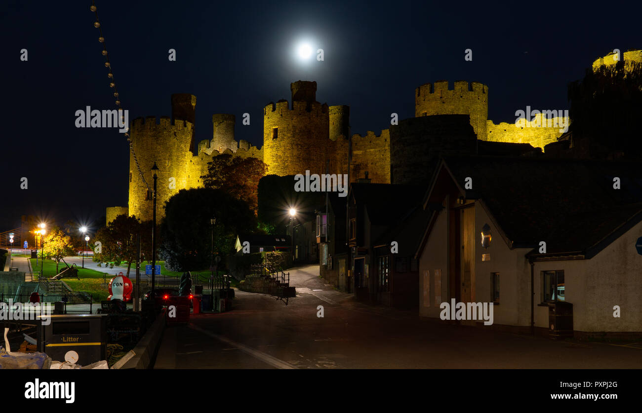 Château de Conwy dans le clair de lune, avec le quai au premier plan. Image prise en octobre 2018. Banque D'Images